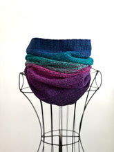 Load image into Gallery viewer, Cowl - navy cotton weft
