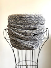 Load image into Gallery viewer, Cowl - navy superwash merino tweed
