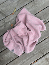 Load image into Gallery viewer, Cowl -- heathered pink merino wool
