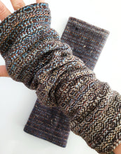 Load image into Gallery viewer, Fingerless mittens -- dark brown superwash merino tweed
